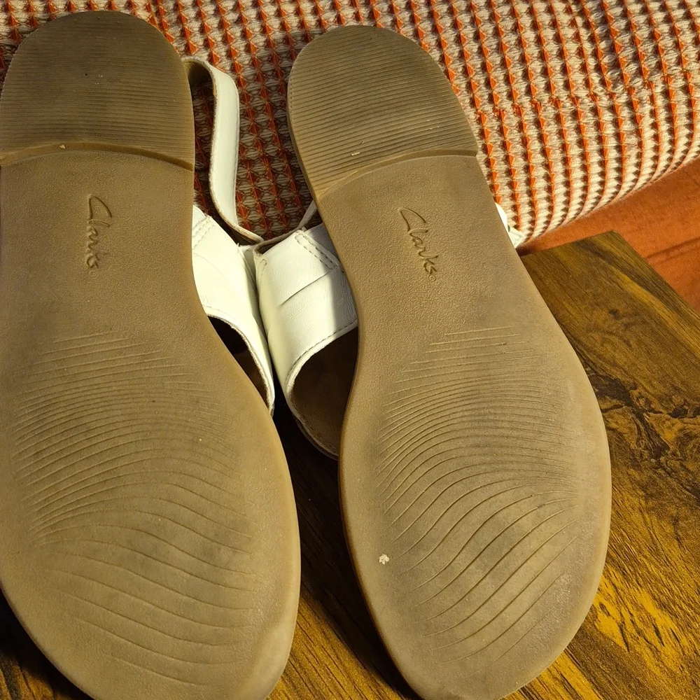 Clarks Collection Reyna Glam Flat Sandal In White. Women's Size 5 - Picture 2 of 3